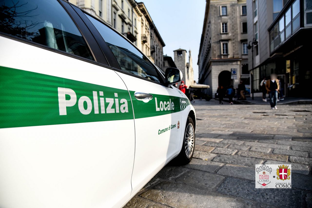 Bivaccano nei giardini di viale Geno: tra loro anche l’autore di un furto in una lavanderia