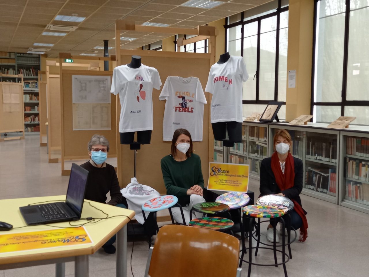 Disegni sulle magliette per celebrare la donna nel giorno della sua festa