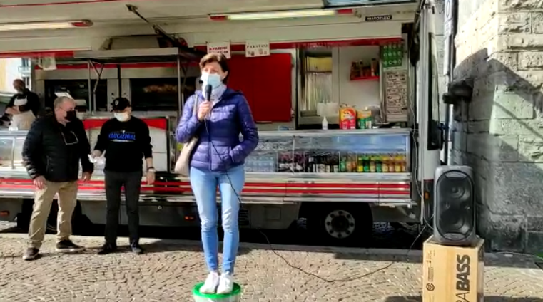 I proprietari della pizzeria Marechiaro: “Abbiamo aperto a febbraio 2020, ora rischiamo di chiudere”
