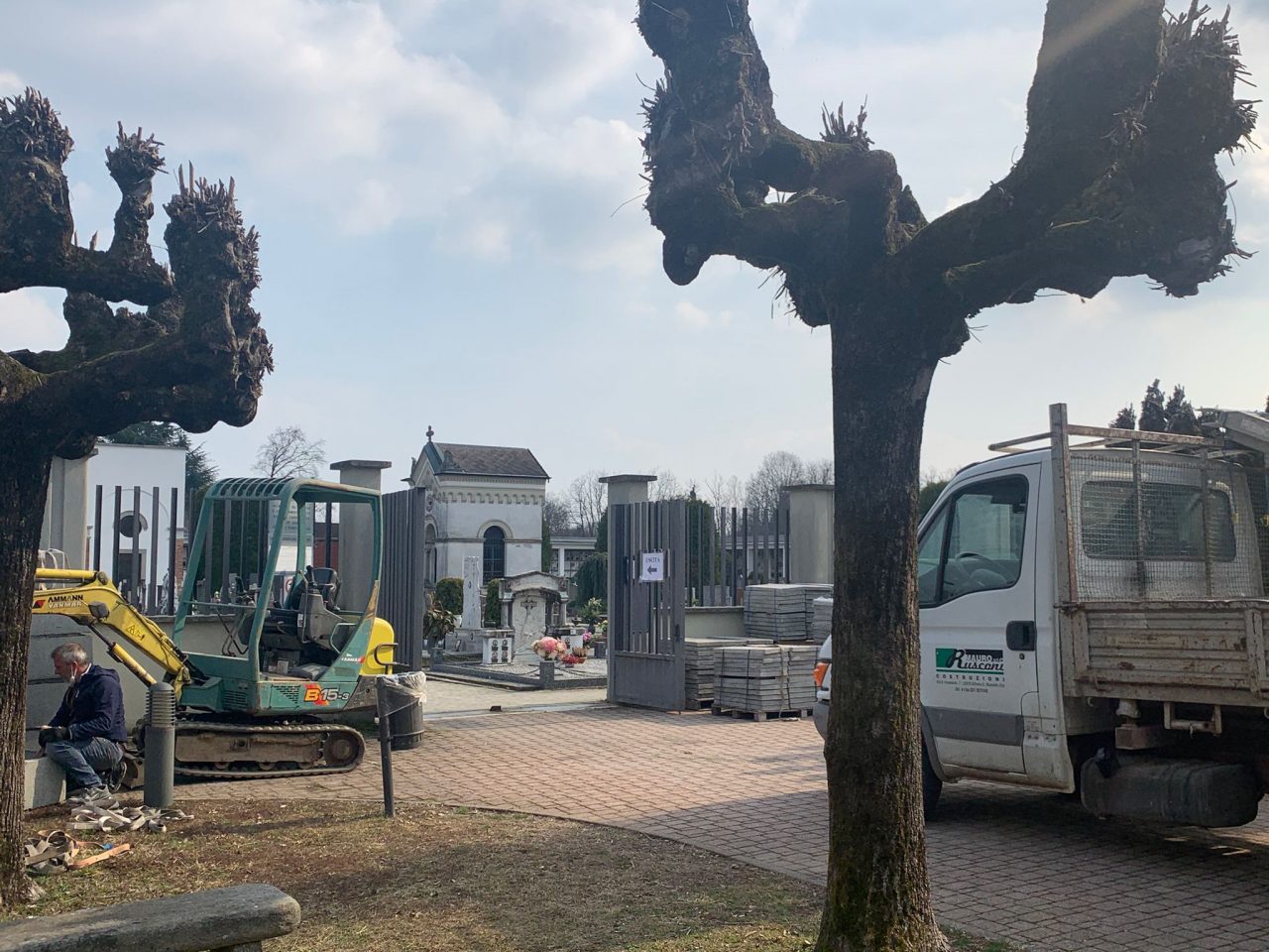 Esumazioni, cimitero aperto con limitazioni