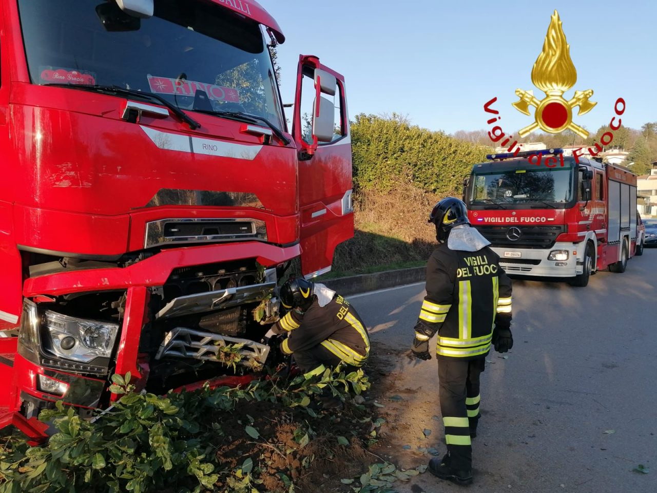 Tir finisce fuori strada a Lipomo: il gasolio finisce nel torrente