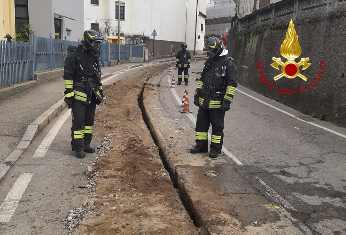 Casnate, tagliato un tubo del gas durante la posa della fibra