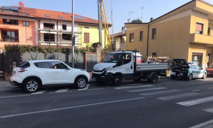 Scontro tra un'auto e un camion a Cantù: l'automobilista si sente male