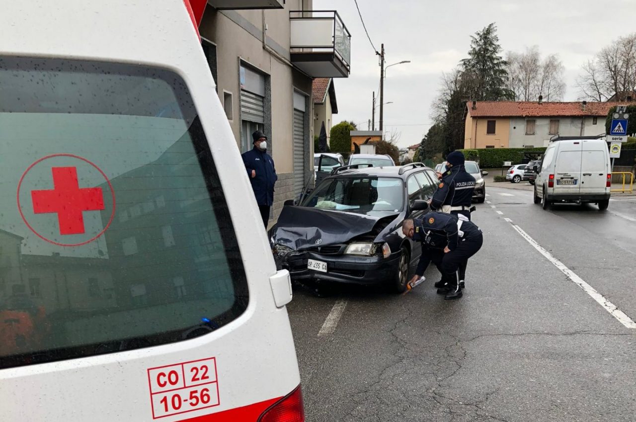 Incidente a Cantù: scontro tra due auto in via Borgognone
