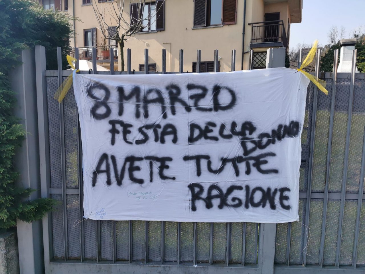 Festa della donna a Mariano spunta lo striscione: “Avete tutte ragione”