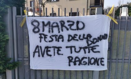 Festa della donna a Mariano spunta lo striscione: "Avete tutte ragione"