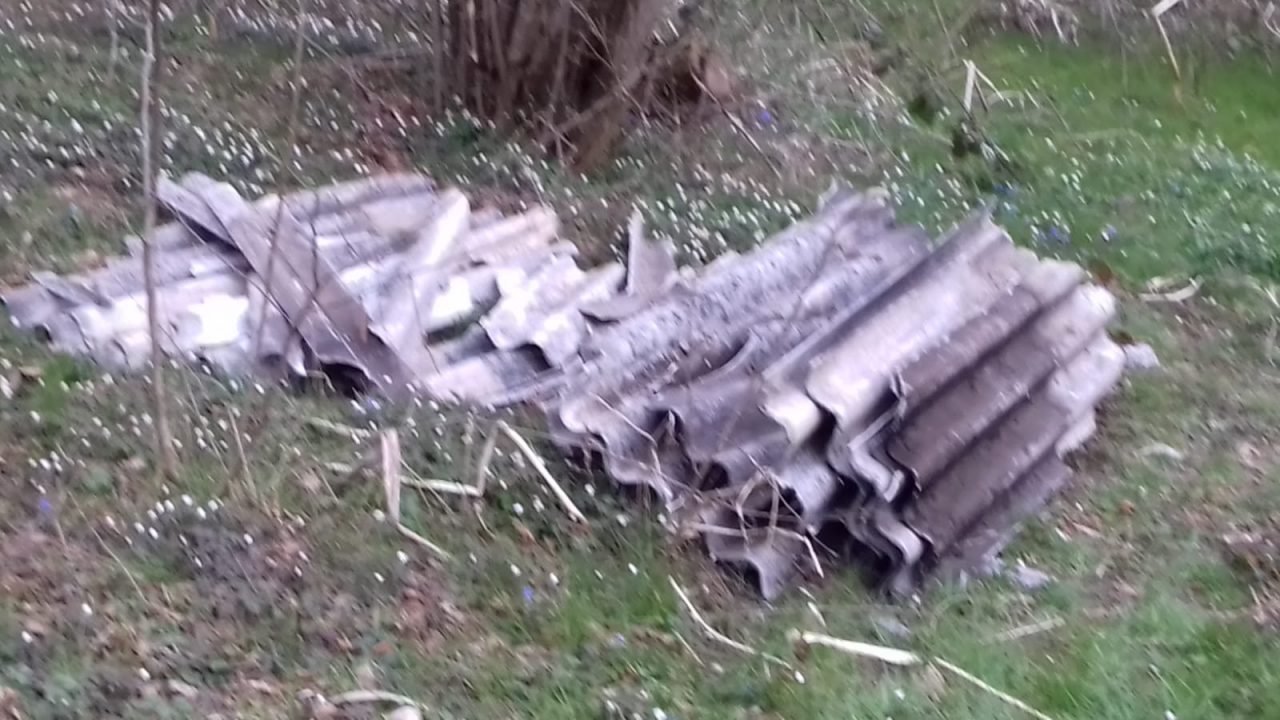 Amianto abbandonato nei campi ad Alzate