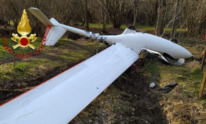 Cade un aliante tra i boschi a Verzago: frattura e ferite per il pilota 64enne