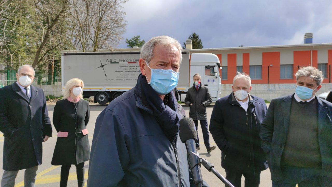 Retromarcia sull’hub vaccinale a Muggiò, Bertolaso: “Quel posto faceva schifo, meglio Villa Erba”
