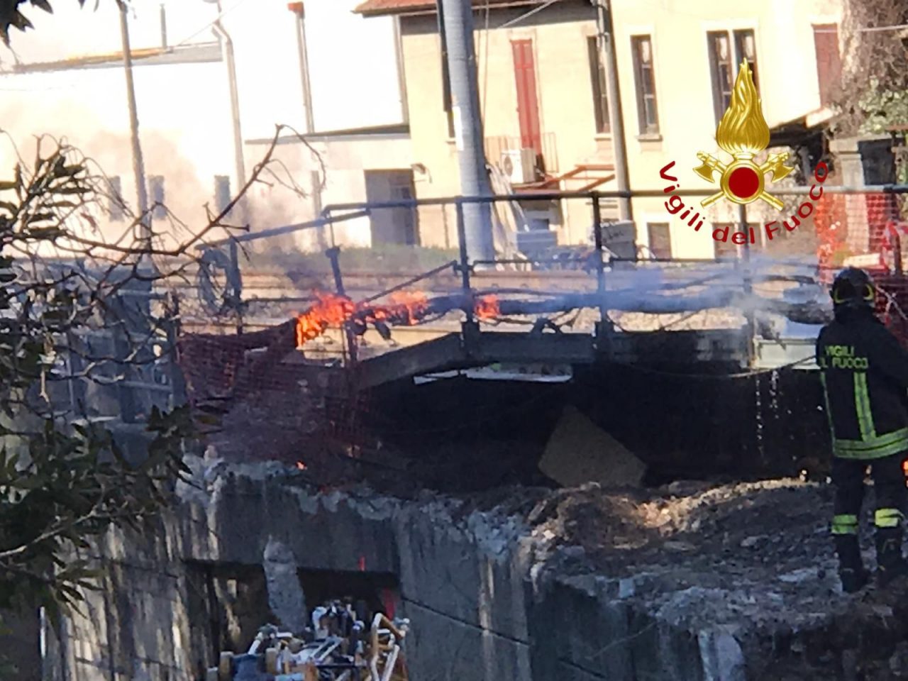Prendono fuoco dei cavi elettrici alla stazione di Fino Mornasco: intervento dei pompieri