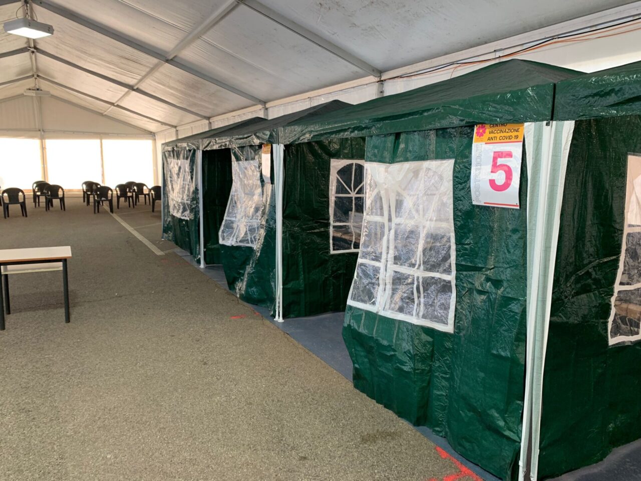 Hub vaccinale, prosegue l’allestimento interno