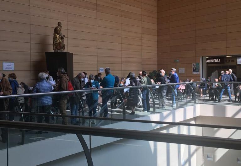 Assembramenti e attese al Sant’Anna per le vaccinazioni venerdì mattina