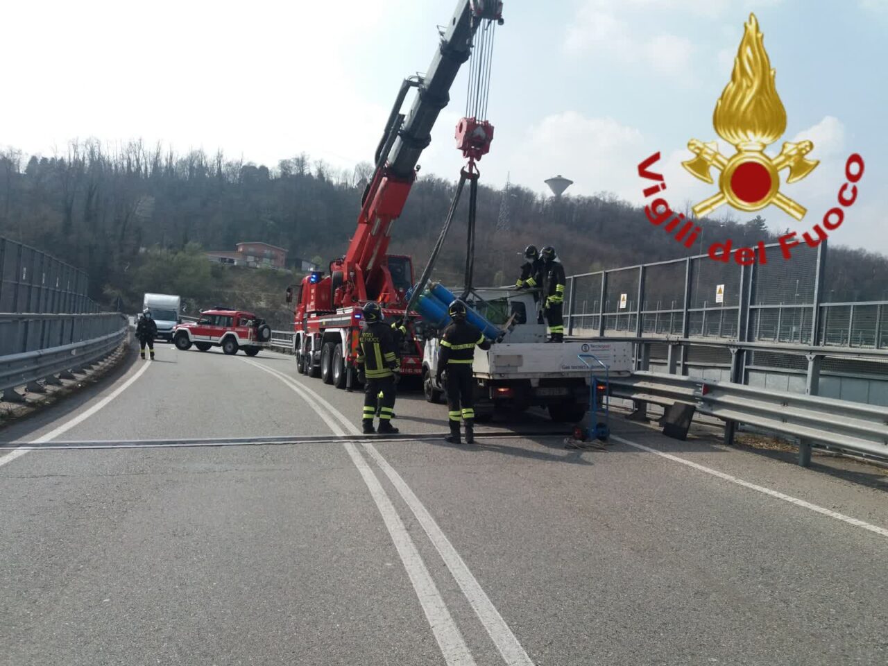 Camion per il trasporto di bombole in difficoltà a Casnate: intervengono i Vigili del Fuoco