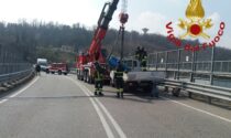 Camion per il trasporto di bombole in difficoltà a Casnate: intervengono i Vigili del Fuoco