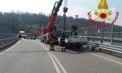 Camion per il trasporto di bombole in difficoltà a Casnate: intervengono i Vigili del Fuoco