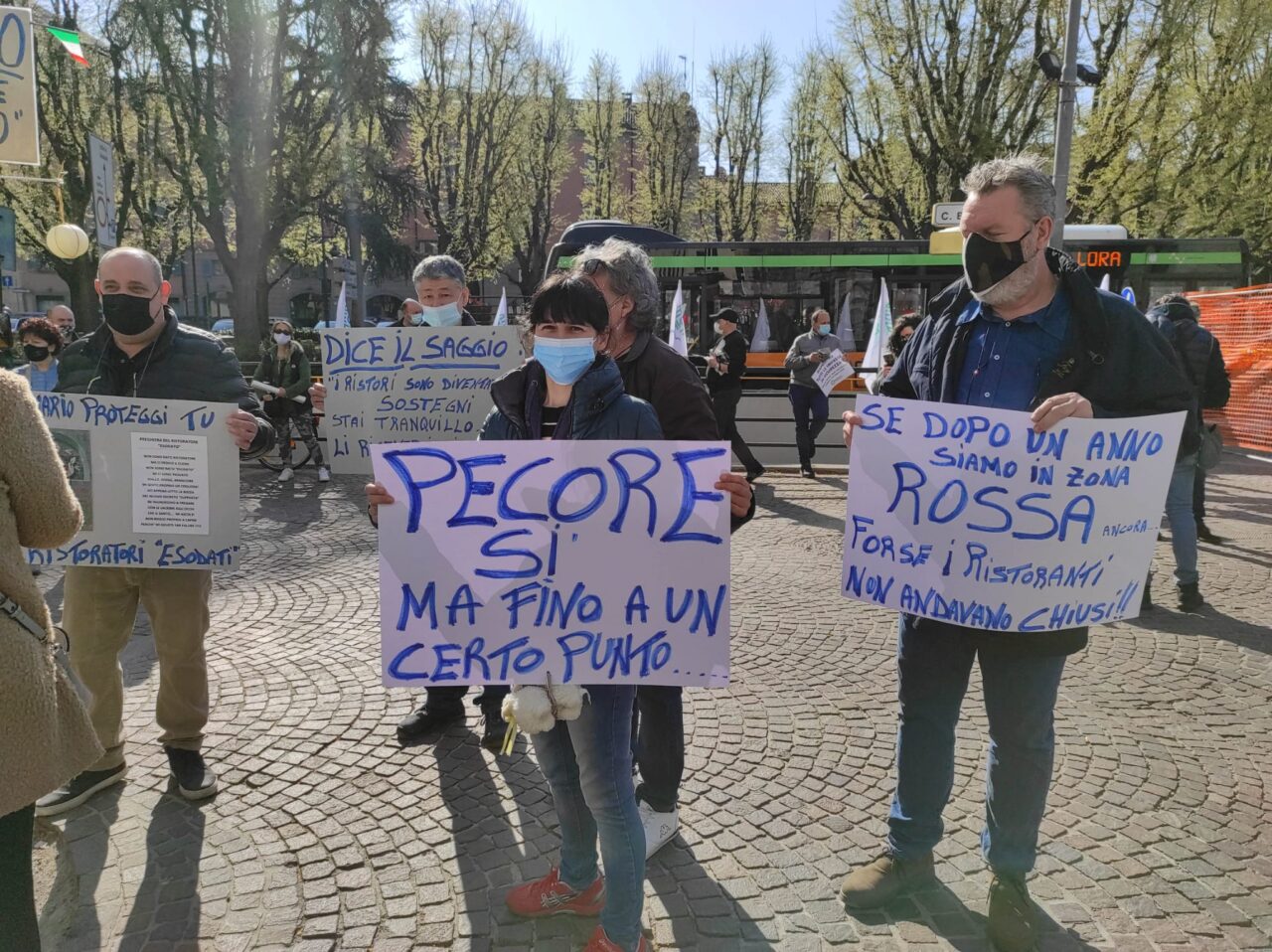 Confesercenti in piazza: “O ci fate lavorare o ci date da vivere”