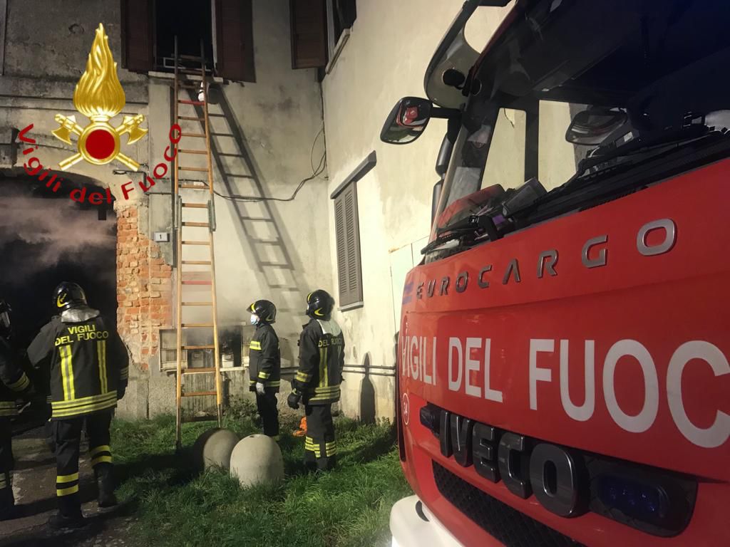 Incendio in un box, Vigili del fuoco salvano due gatti
