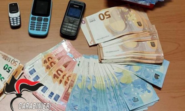 Eroina, contanti e “libro contabile”: arrestato a Rovello pusher del Parco delle Groane
