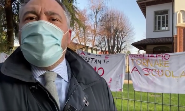 Rovellasca, gli studenti vogliono tornare a scuola. Il sindaco: “Si deve vaccinare, ex Milite Ignoto a disposizione”