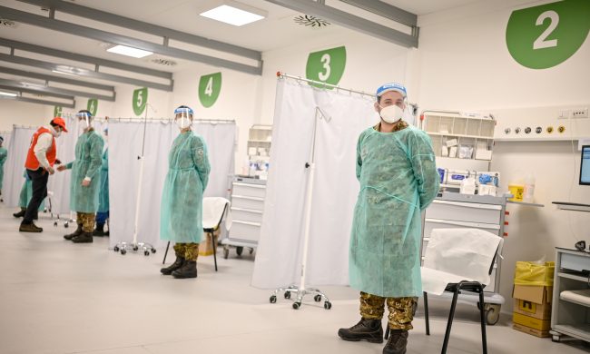 Vaccini anti-Covid, a mezzanotte si apre agli over50