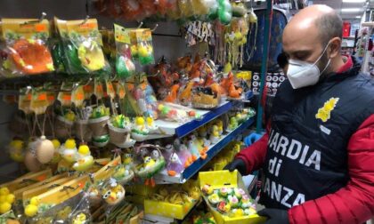 Cartine per le sigarette sottobanco, bigiotteria e giocattoli di Pasqua senza il marchio CE: 67mila prodotti sequestrati a Como