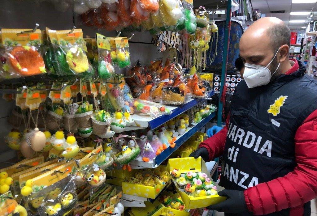 Cartine per le sigarette sottobanco, bigiotteria e giocattoli di Pasqua senza il marchio CE: 67mila prodotti sequestrati a Como