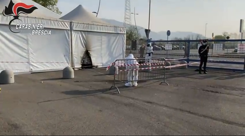 Brescia, lanciata una molotov contro un centro vaccinale