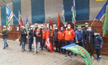 Lavoratori agricoli in protesta davanti alla Prefettura