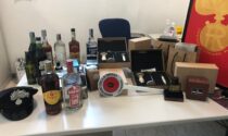 Rubano bottiglie di alcolici, profumi e attrezzatura da barbiere: due arrestati