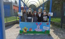 Maestre dell'asilo e artiste: un cartellone per augurare buona Pasqua agli alunni