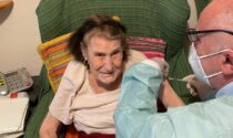 A Cernobbio vaccini a domicilio: tra i vaccinati anche nonna Alessandra, 102 anni