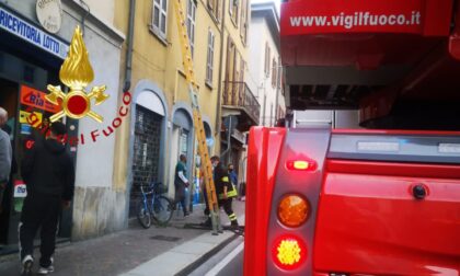 Como, incendio appartamento in via Milano: paura per una donna