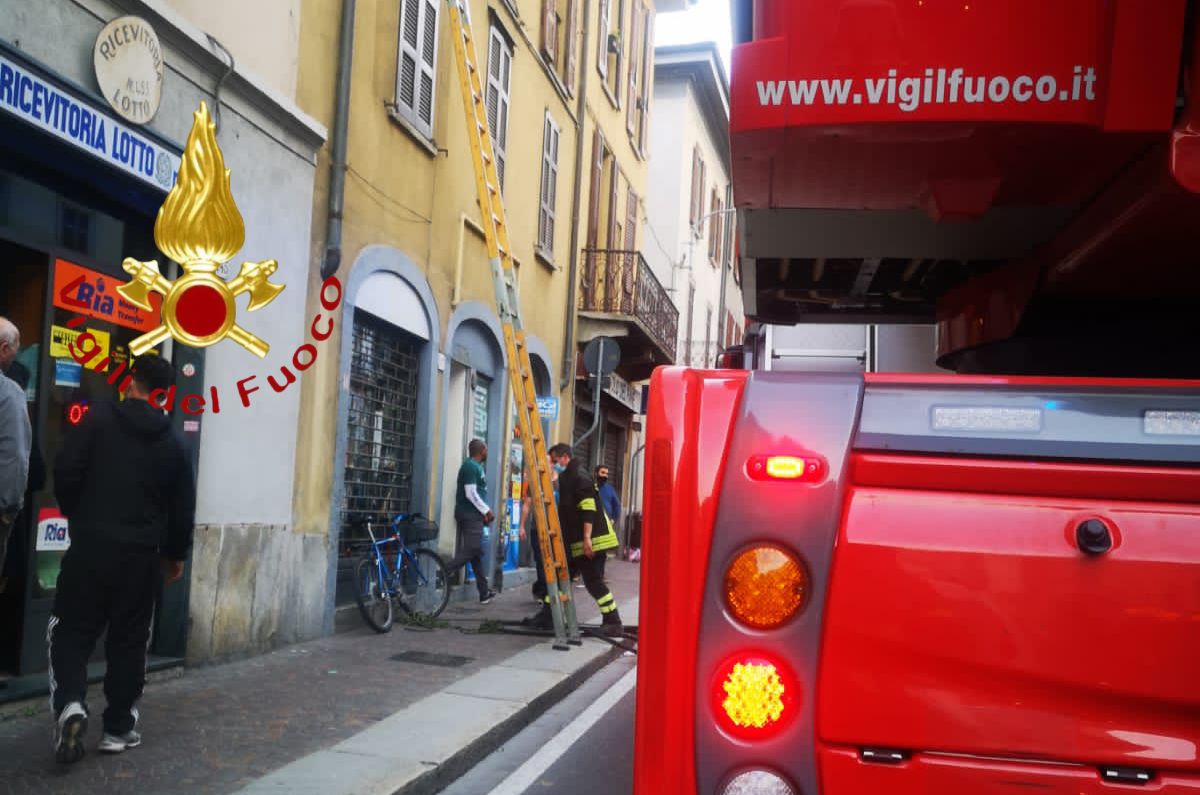 Como, incendio appartamento in via Milano: paura per una donna