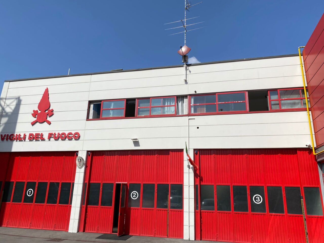 Sassi contro la sede dei Vigili del Fuoco e del Lariosoccorso a Erba