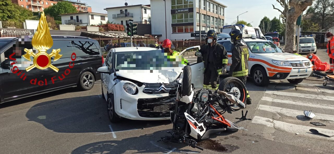 Incidente a Como: scontro tra auto e moto