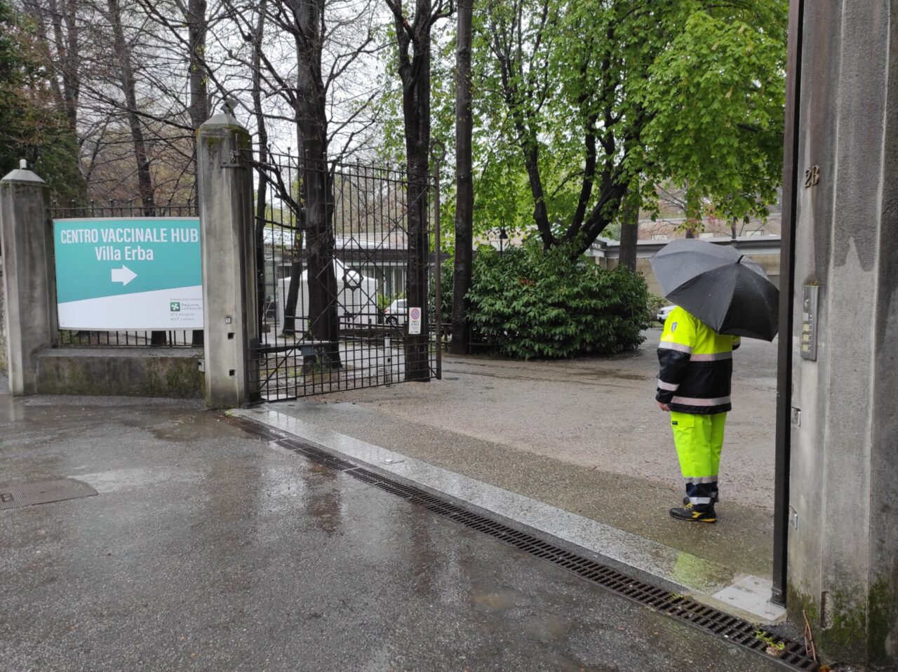 Emergenza maltempo, hub vaccinale di Villa Erba chiuso da stasera. Il Breggia in piena