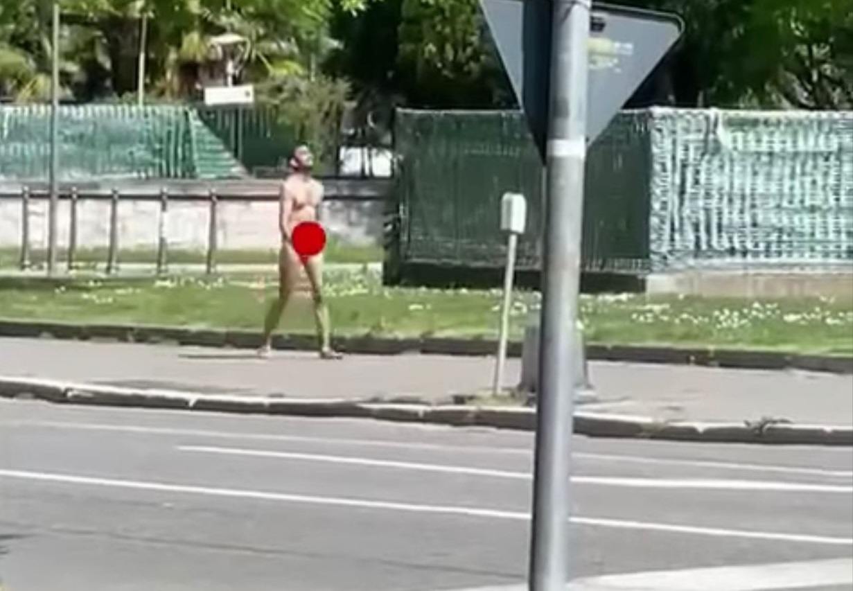 Uomo gira nudo per Como, interviene la Polizia