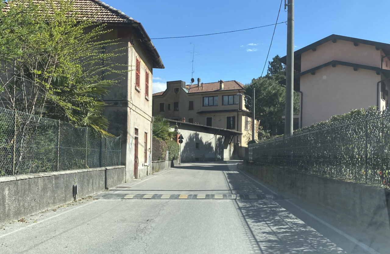 A Ponte Lambro un dosso per rallentare la velocità