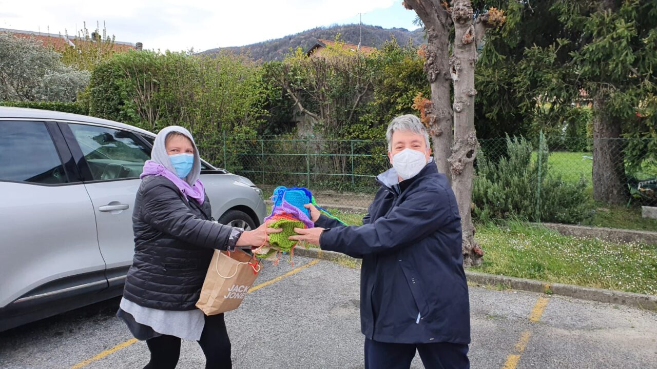 Progetto in memoria di don Roberto: le sferruzzatrici erbesi sono sempre di più