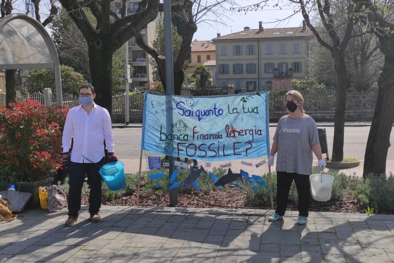 Extinction Rebellion, sul lungolago gli ambientalisti manifestano contro le banche che finanziano petrolio e gas