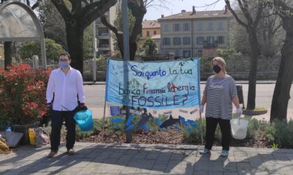 Extinction Rebellion, sul lungolago gli ambientalisti manifestano contro le banche che finanziano petrolio e gas