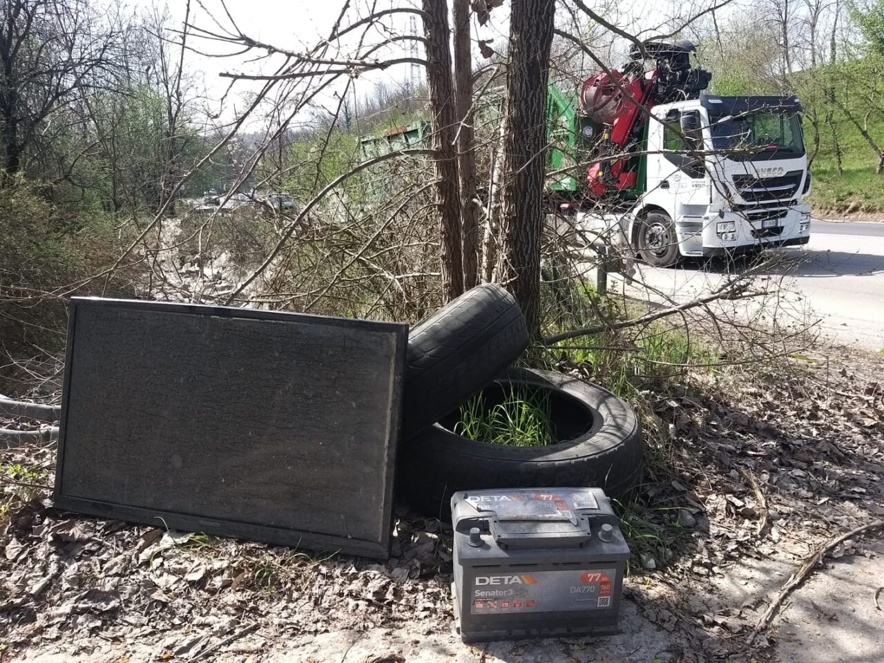 Discarica a cielo aperto sulla Sp34 a Cantù