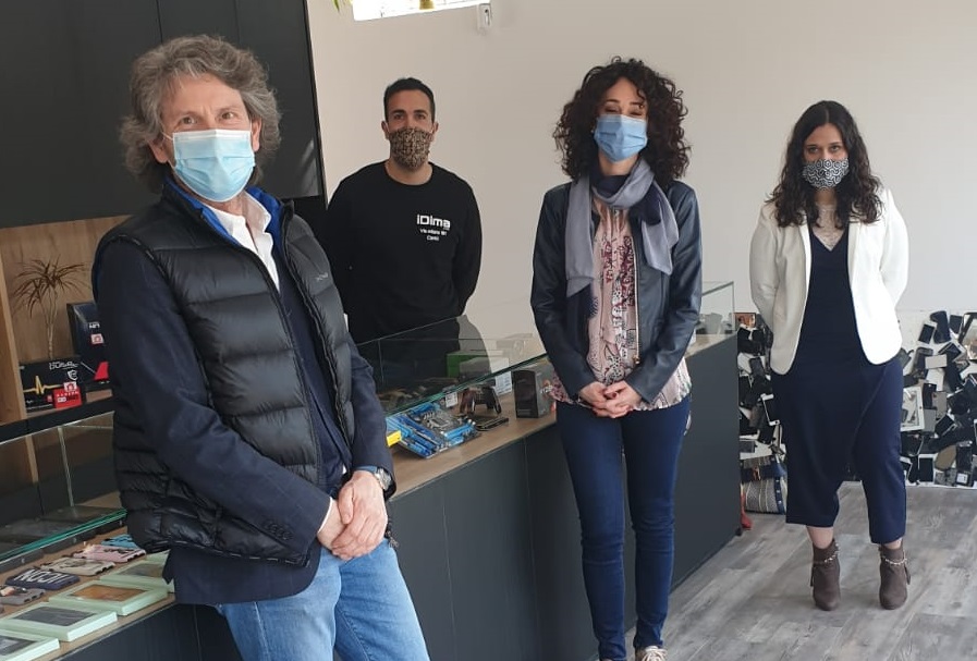 Cantù, il sindaco in visita alla nuova sede di IDima. Il titolare: “Cerchiamo di aiutare professori alle prime armi con i computer”