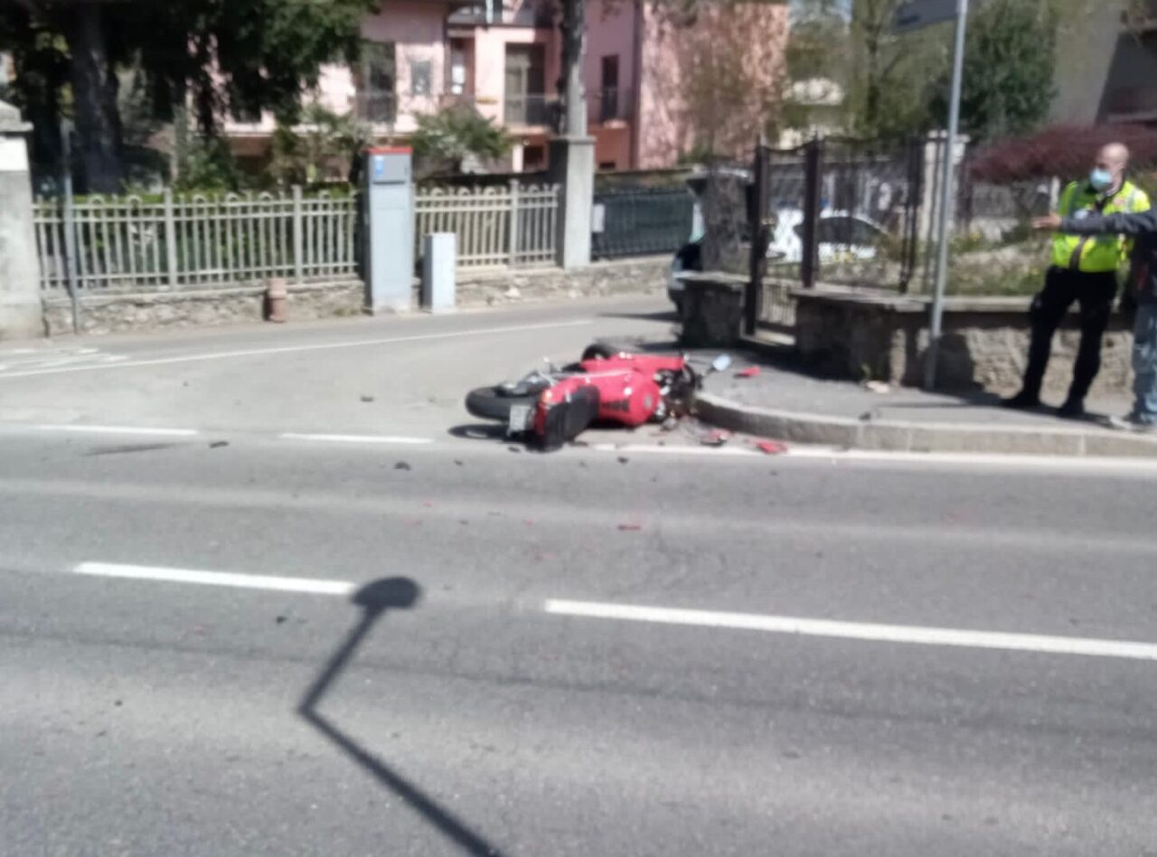 Incidente a Cantù scontro tra auto e moto