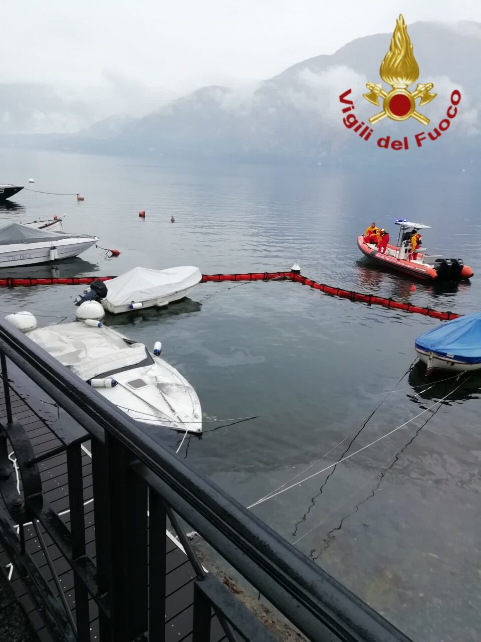 Affonda una barca, sversamento di idrocarburi nel lago