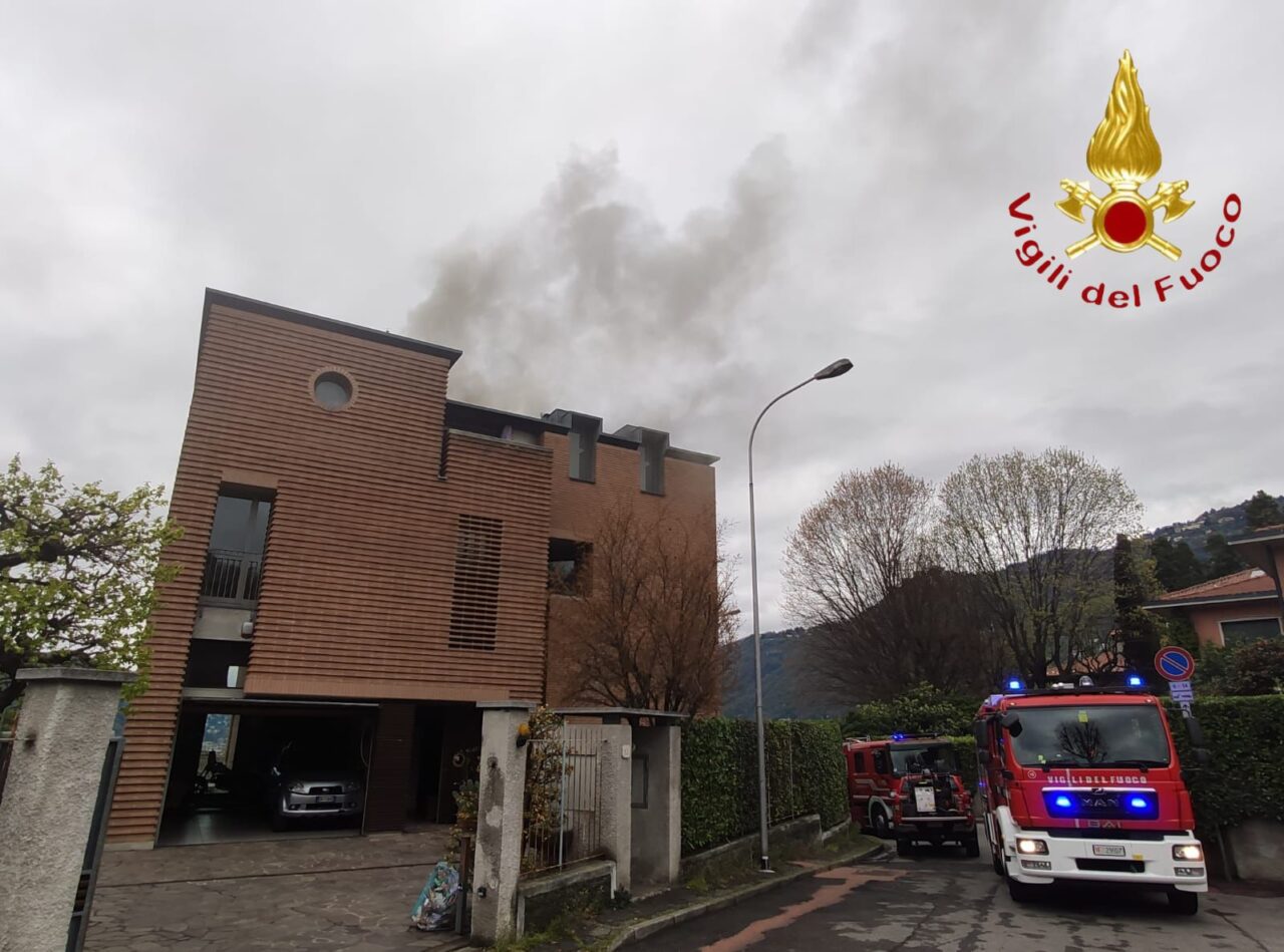 Tetto in fiamme, al lavoro i Vigili del Fuoco