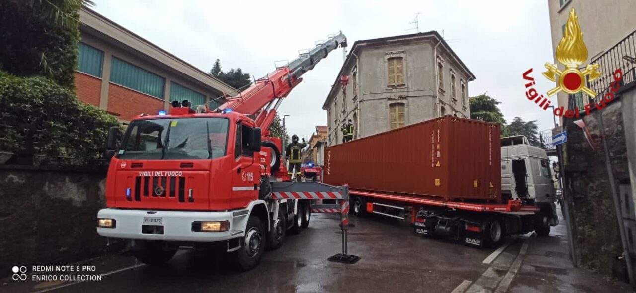 Tir incastrato a Cantù: arrivano i Vigili del Fuoco