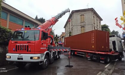 Tir incastrato a Cantù: arrivano i Vigili del Fuoco