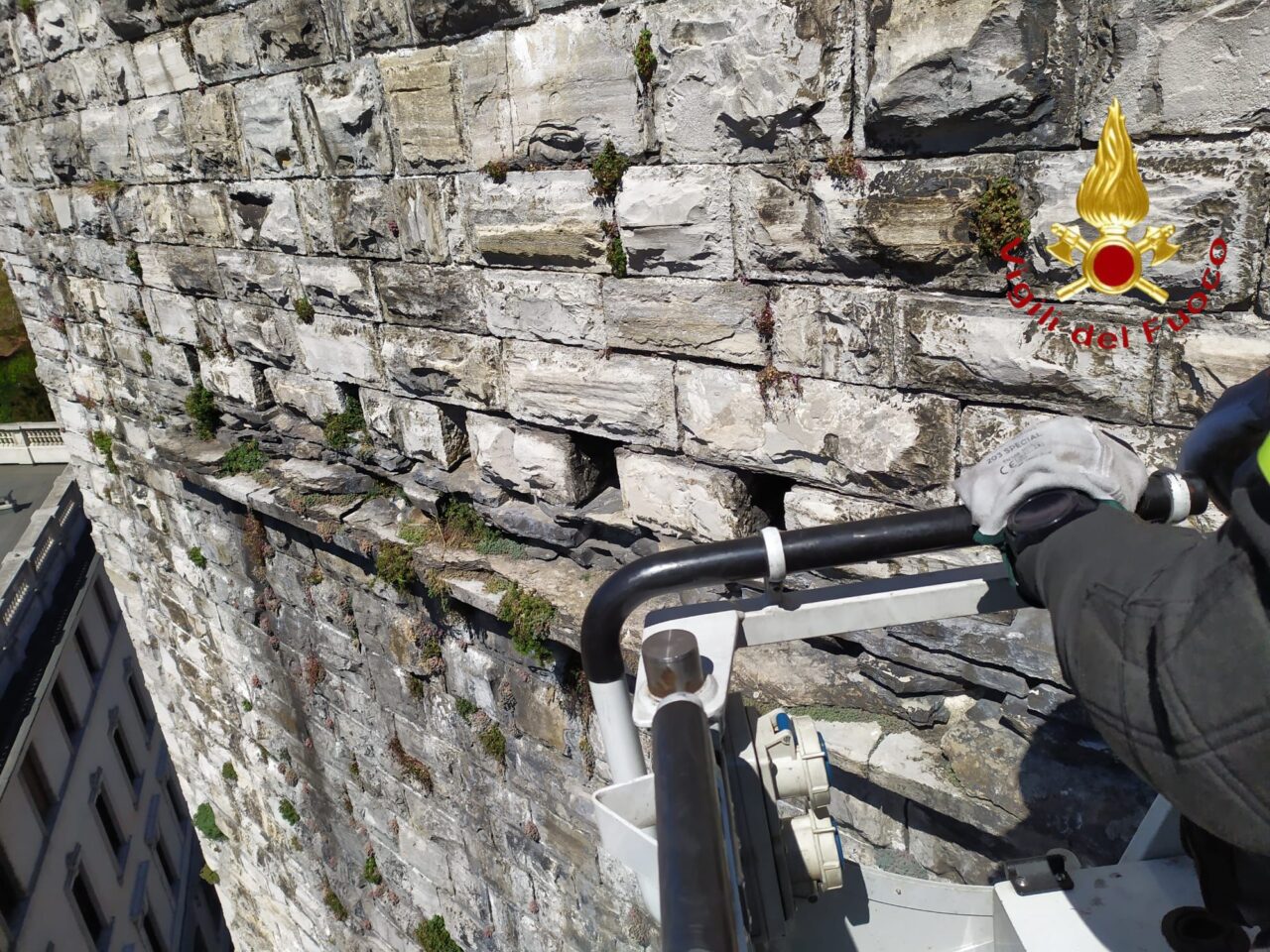 Como, dalla Torre San Vitale si staccano delle pietre: arrivano i Vigili del Fuoco