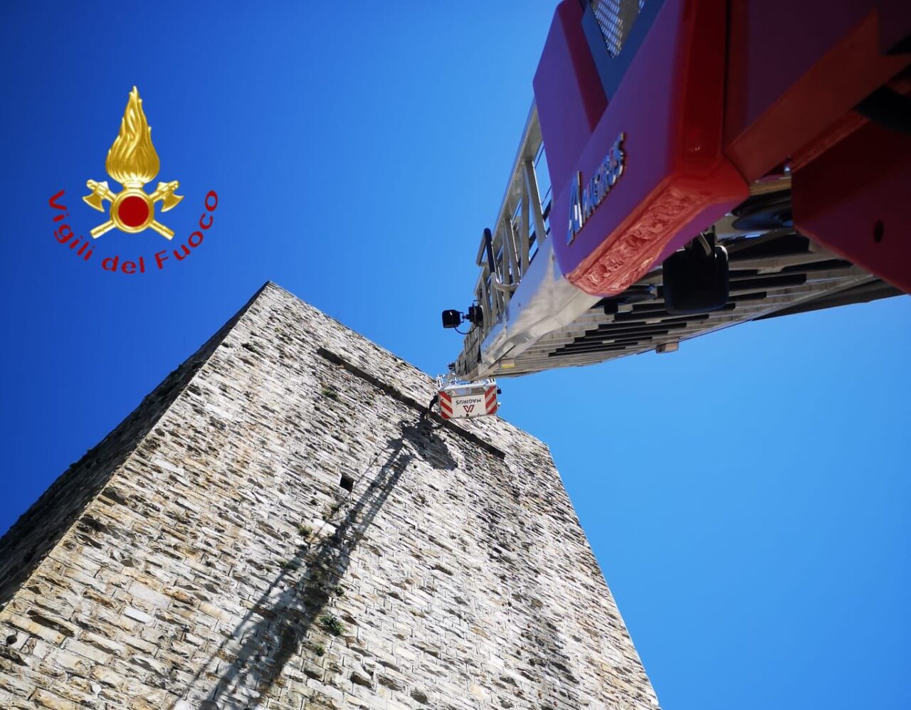 Da San Vitale è caduto un sasso, Civitas: “Che cosa dobbiamo aspettare prima che si inizi a mettere in sicurezza le mura e le torri della città?”